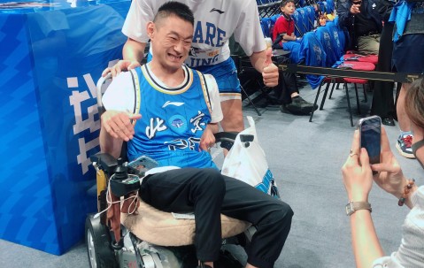 开云体育平台-帮助残障球迷来主场看球,翟晓川:做力所能及的事是应该的
